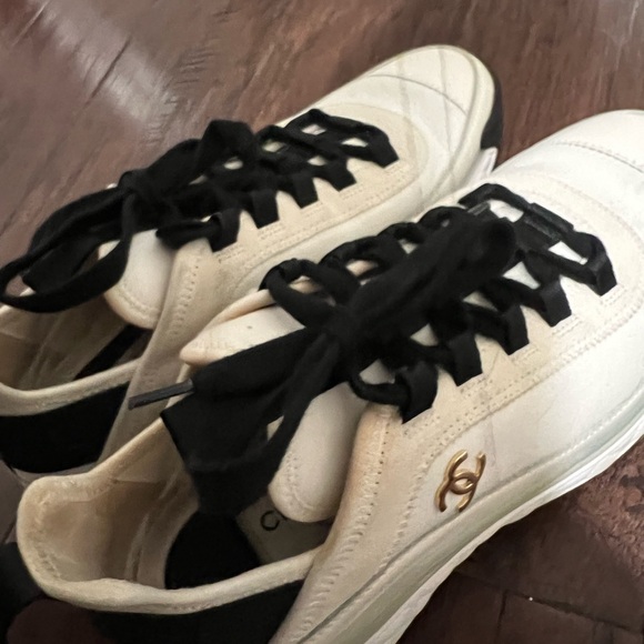AUTHENTIC CHANEL WOMEN’S SNEAKERS🖤🤍 - Picture 8 of 9